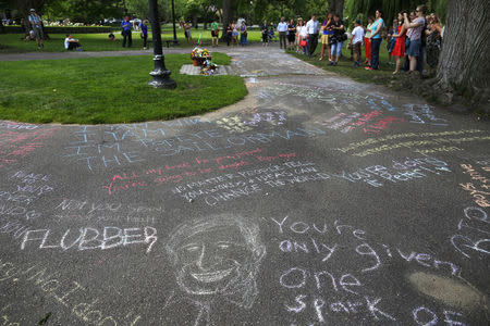 Quotes and remembrances are written on the sidewalk in memory of actor Robin Williams at the site of a scene in the movie "Good Will Hunting" in the Public Garden in Boston, Massachusetts August 12, 2014. REUTERS/Brian Snyder