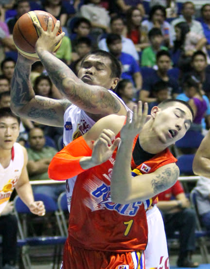 Cliff Hodge absorbs JR Quinahan's elbow. (PBA Images)