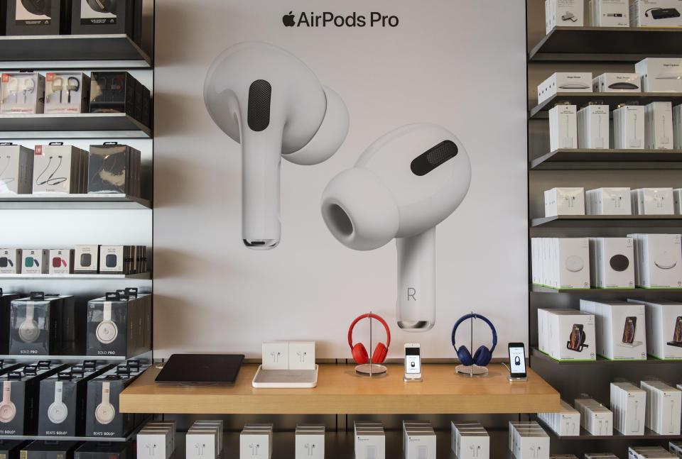 HONG KONG, CHINA - 2020/02/13: Digital wireless headphones, Airpods, seen at the American multinational technology company Apple store in Hong Kong. (Photo by Chukrut Budrul/SOPA Images/LightRocket via Getty Images)