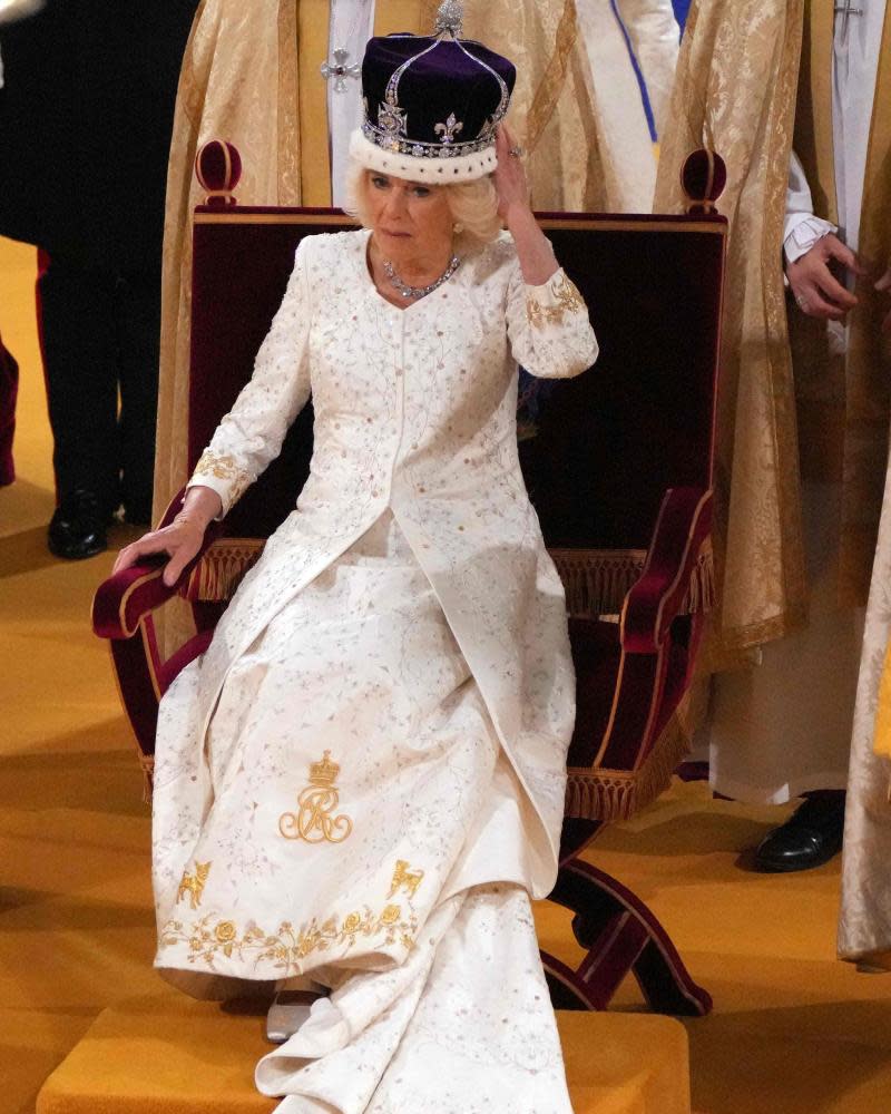 Koningin Camilla draagt ​​een jurk van Bruce Oldfield.