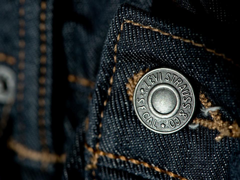 button levi jeans