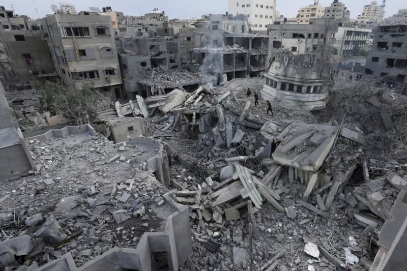 <cite>2023年10月9日，加薩走廊沙蒂難民營遭到以色列空襲，當地的亞辛清真寺成為一片廢墟。（美聯社）</cite>