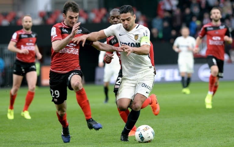 Monaco's forward Radamel Falcao (R) outruns Guingamp's midfielder Christophe Kerbrat during the French L1 football match February 25, 2017