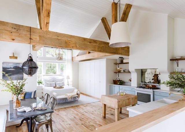 Levendig Rauw wijsvinger This 500-Square-Foot Detached Garage Became a Dreamy Guest Loft