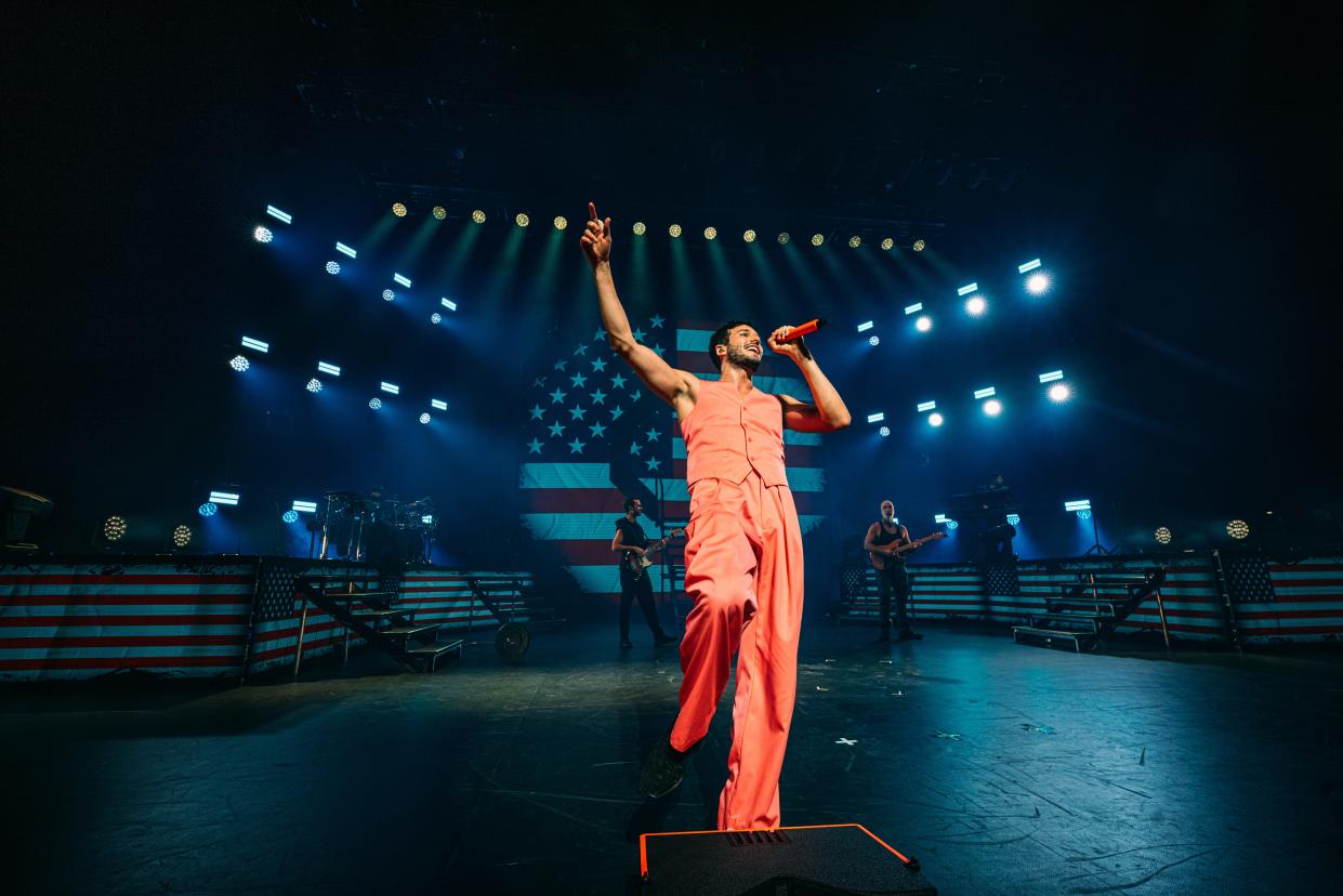 Before performing "Ojos Marrones" with Lasso, Sebastián Yatra gave a shoutout to all the Colombians, Venezuelans, American and Mexican fans in the crowd at his Los Angeles show.