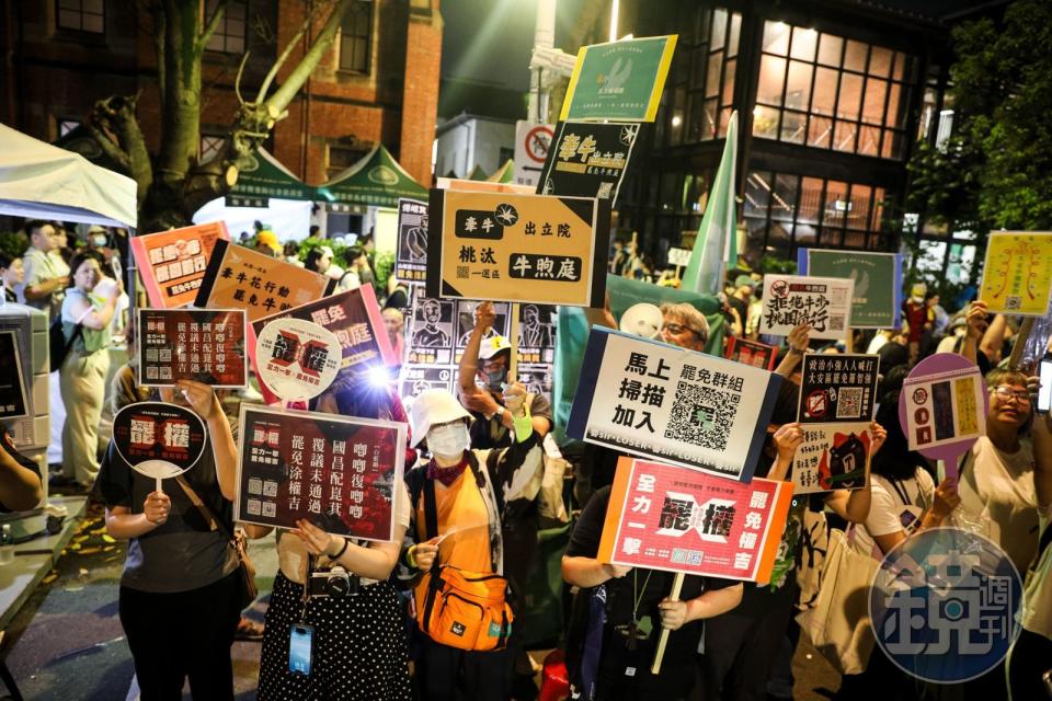 立院外的青鳥們晚間陸續集結，表達訴求之餘，也醞釀罷免多數民意選出的在野黨立委。