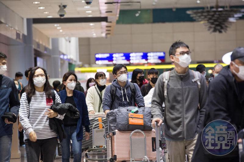 台灣防疫工作超前部署且相當縝密，境外返國的旅客都要接受隔離檢意並追蹤定位，卻遭外媒形容為「人人被監控」。本刊資料照。