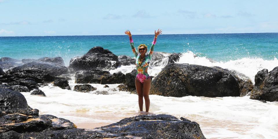 <p>Beyoncé reminds the world of her Bey-kini body while on vacation in Hawaii.</p>