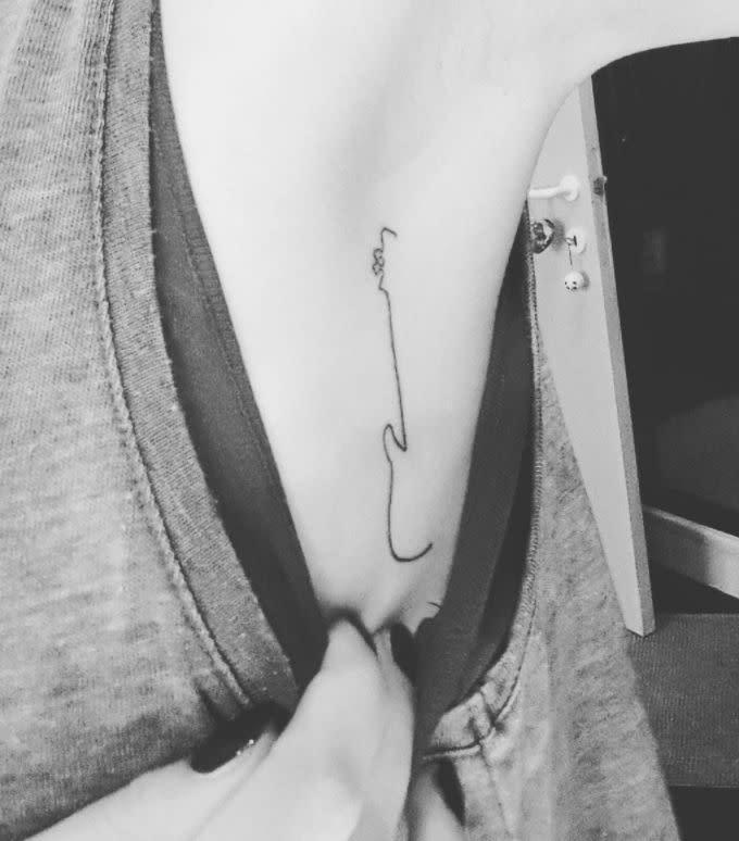 Ne sous-estimez pas les tatouages minimalistes. [Photo : Instagram/reiichigo]