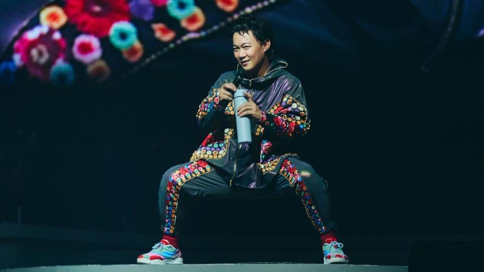 陳奕迅表演蹲馬步喝水，逗得全場歌迷大笑。（圖／環球音樂提供）