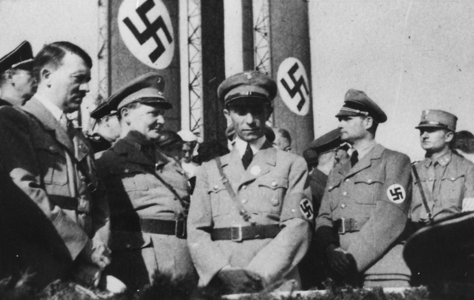 <span class="caption">La jerarquía nazi: Hitler, Goering, Goebbels (en el centro) y Hess.</span> <span class="attribution"><a class="link " href="https://commons.wikimedia.org/wiki/File:WWII,_Europe,_Germany,_%22Nazi_Hierarchy,_Hitler,_Goering,_Goebbels,_Hess%22,_The_Desperate_Years_p143_-_NARA_-_196509.jpg" rel="nofollow noopener" target="_blank" data-ylk="slk:National Archives and Records Administration/Wikimedia Commons;elm:context_link;itc:0;sec:content-canvas">National Archives and Records Administration/Wikimedia Commons</a></span>