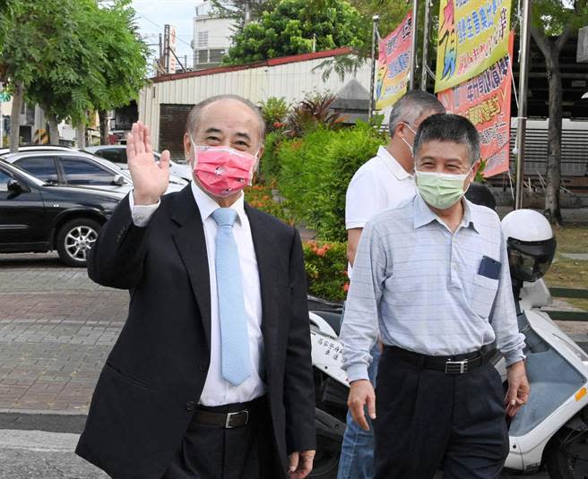 前立法院長王金平（左）26日上午到路竹區一甲國中的投開票所投票，他向媒體揮手示意。（林瑞益攝）