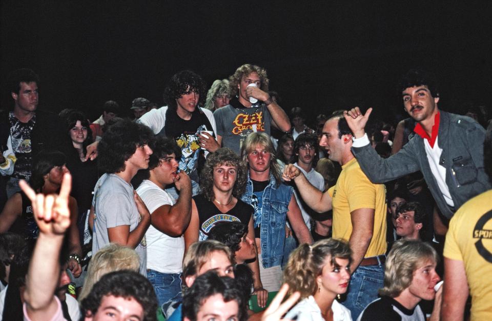 Fans vor einem AC/DC-Konzert im Oktober 1985in Inglewood, Kalifornien (Bild: Michael Ochs Archives/Getty Images)