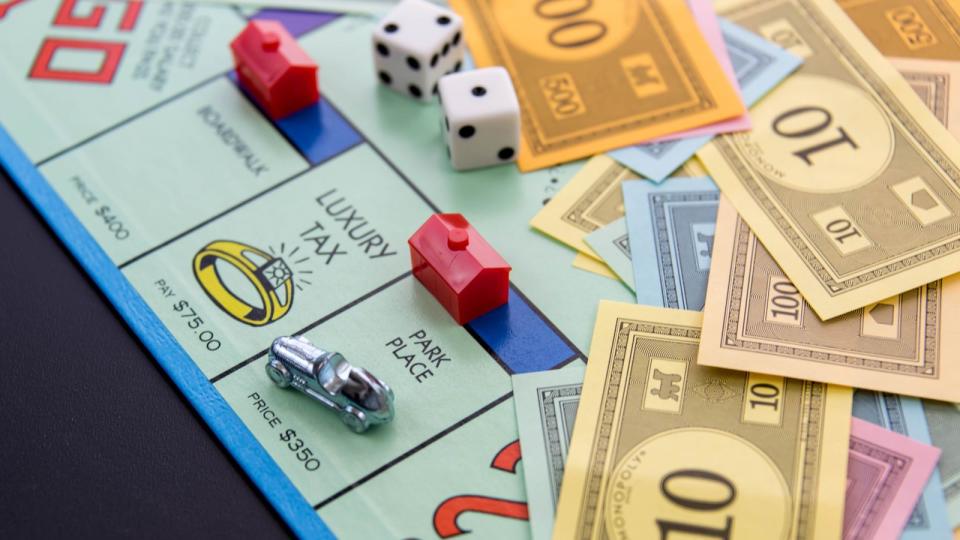 Auch wenn Monopoly ein sehr beliebtes Familienspiel ist: Finger weg davon, zumindest an den Feiertagen! Der Ärger ist vorprogrammiert, wenn Ihr Bruder sämtliche Straßen hortet und Opa horrende Mieten verlangt. (Bild: iStock / martince2)