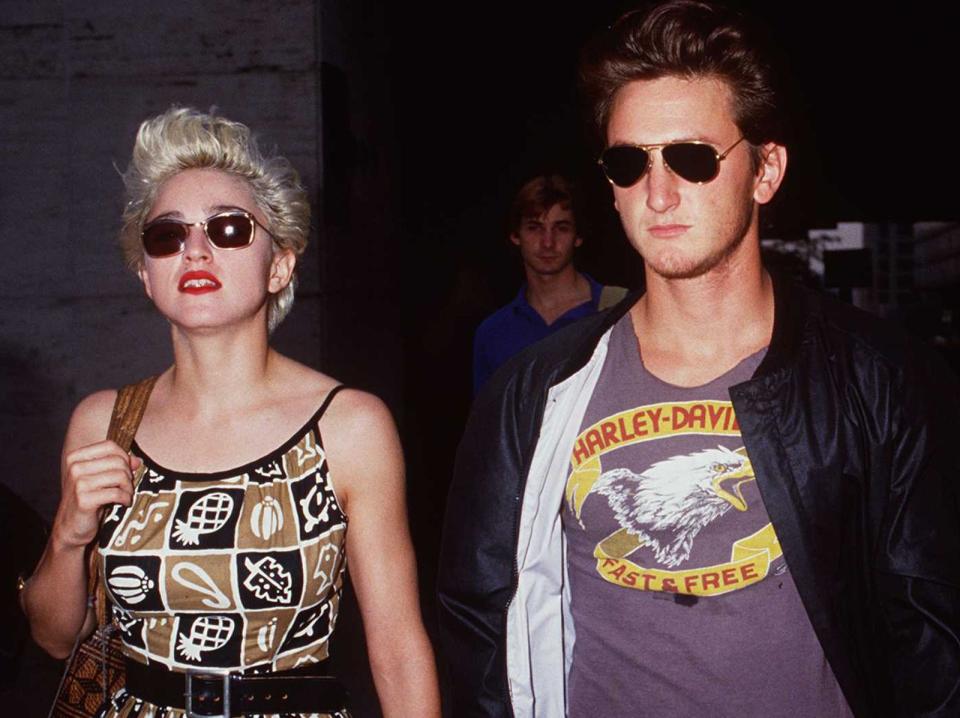 <p>Sie ist nicht nur die "Queen of Pop", sondern auch die Vorreiterin in Sachen jüngere Männer: Für die ewig jugendliche Madonna kommen ältere Kerle gar nicht ins Haus. Schon ihr erster Ehemann Sean Penn war zwei Jahre jünger ... (Bild: Brenda Chase/Online USA, Inc./Getty Images)</p> 