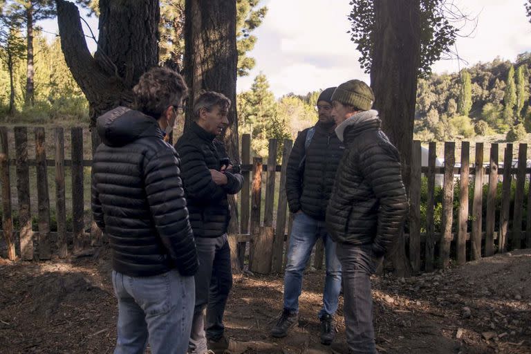 Cuesta del Ternero, Río Negro. Operativo policial a 3 kilómetros de donde mataron a un joven Mapuche. Martín Lozada (derecha), fiscal jefe de la provincia.