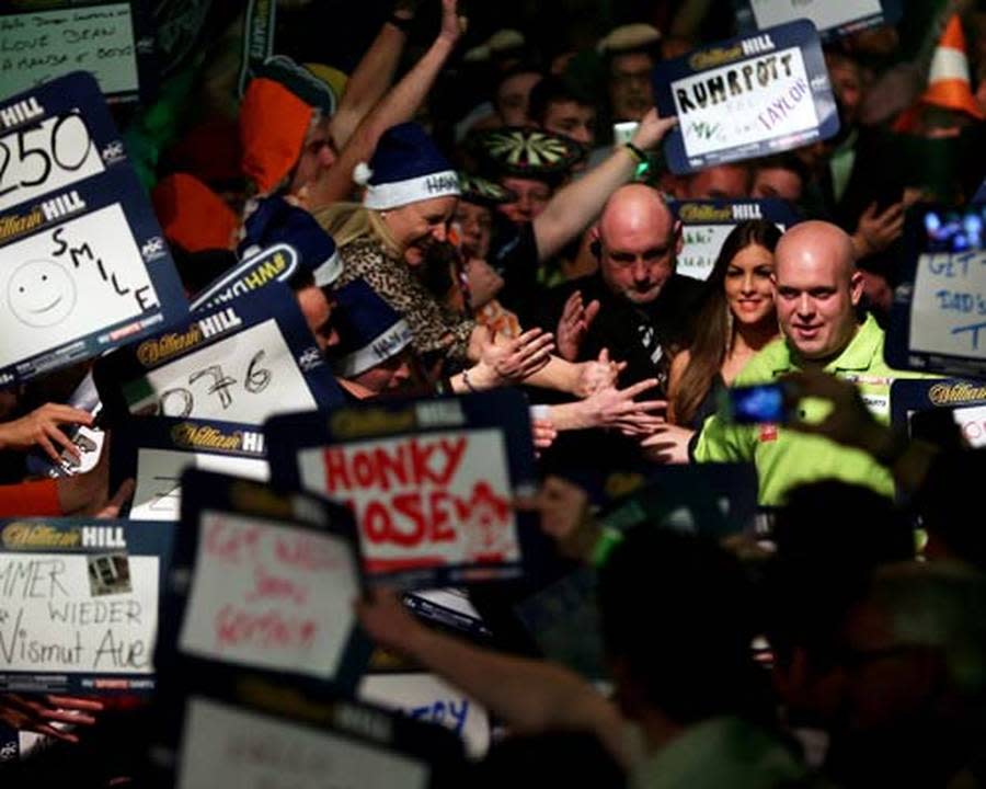 Jake Wood, Timo Glock und alle anderen Fans im Ally Pally erwarten den Walk On des Weltmeisters. Vorhang auf für Michael van Gerwen!