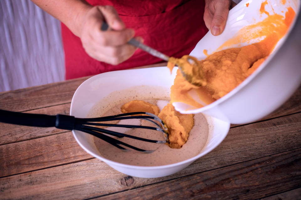 Wer etwas mehr Arbeit investieren möchte, kann den Pumpkin Spice-Sirup selbst herstellen. (Bild: Getty Images)