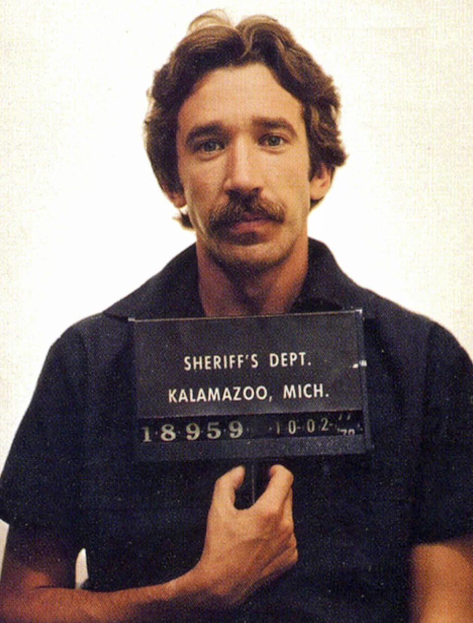 In questo volantino, l'attore e comico americano Tim Allen in una foto segnaletica dopo il suo arresto per possesso di cocaina, Kalamazoo, Michigan, Stati Uniti, 2nd October 1978. (Foto di Kypros / Getty Images)