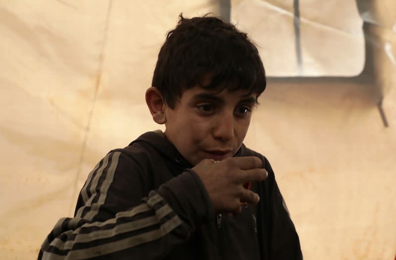 Mohammed Abu Rdan bebe té dentro de una tienda de campaña, en un campamento sirio para desplazados internos, en el norte de Alepo, Siria, el 11 de marzo de 2021. Fotografía tomada el 11 de marzo de 2021.