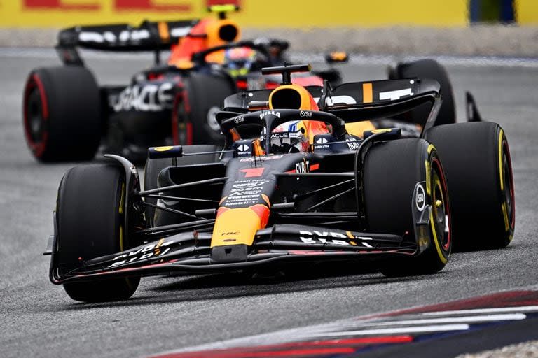 Siempre delante: Verstappen aniquiló a Pérez en 2023 con 19 triunfos contra 2, y el historial entre ambos en Red Bull favorece al tricampeón por 56 a 10.