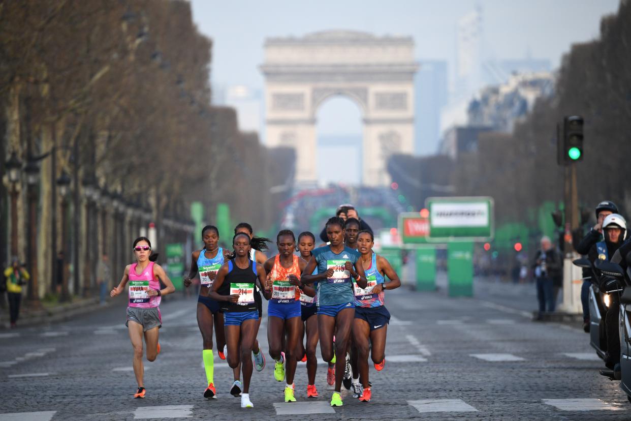 Las corredoras compiten durante la 42.ª edición de la Maratón de París el 8 de abril de 2018 en París. (Foto: ERIC FEFERBERG/AFP a través de Getty Images)