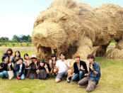 <p><span>Man fragte bei der Musashino Kunst Universität nach und die Studenten kamen auf die Felder, um zu helfen. Das Wara Art Festival war geboren.</span> </p>