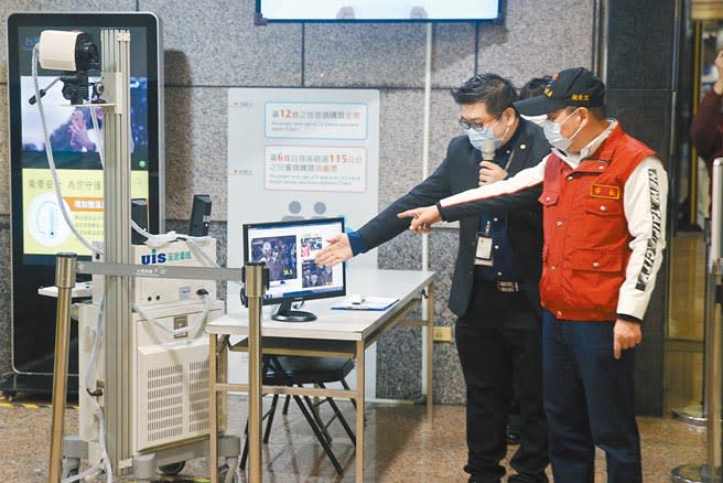 秋冬防疫專案正式上路，新北市長侯友宜（右）1日視察板橋車站等大眾運輸場站防疫整備情形，受訪時表示，已指示相關人員對少數未戴口罩民眾進行勸導，若勸導不聽就開罰。（杜宜諳攝）