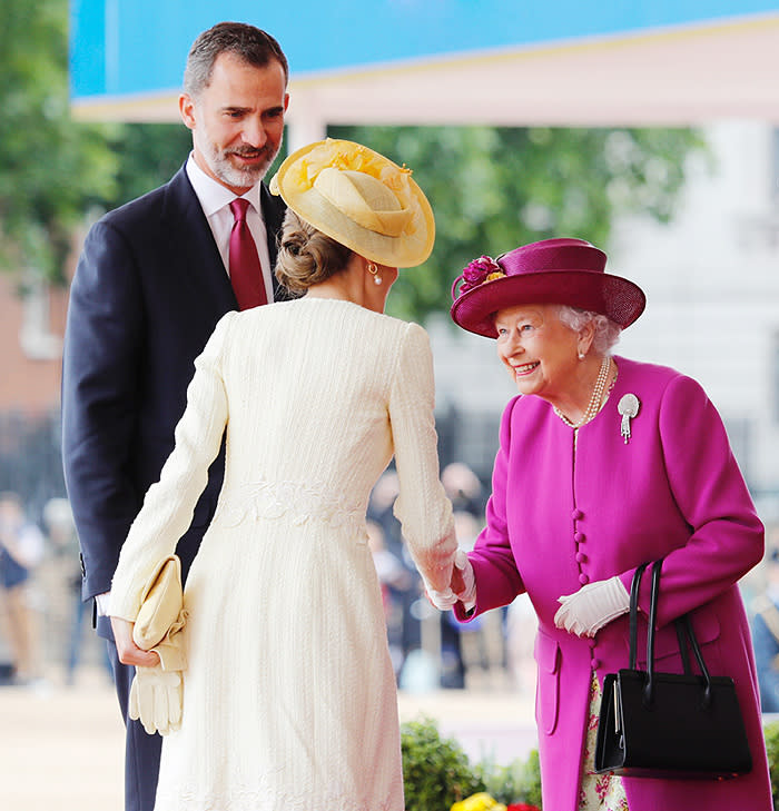 Los reyes Felipe y Letizia con Isabel II