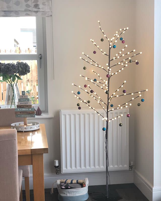 24) Simple Light Up Tree