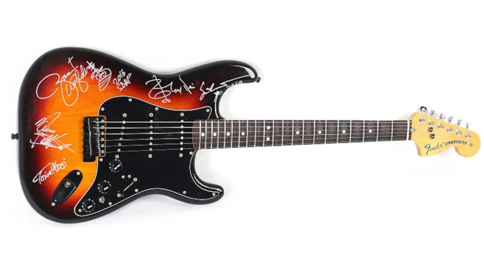 Fender Stratocaster signed by Steve Vai, osin Abasi, Nuno Bettencourt, Zakk Wylde, and Yngwie Malmsteen.