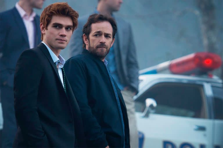 KJ Apa y Luke Perry. padre e hijo en la ficción de Riverdale