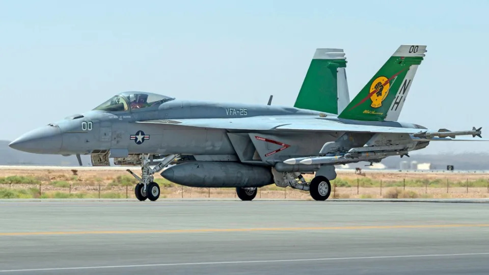 An F/A-18E Super Hornet from VFA-25, notably with AIM-9Xs on its wingtips and under its wings, along with AIM-120s, lands at Muwaffaq Salti Air Base on August 3, 2024. <em>USAF</em> Senior Airman David Lynn