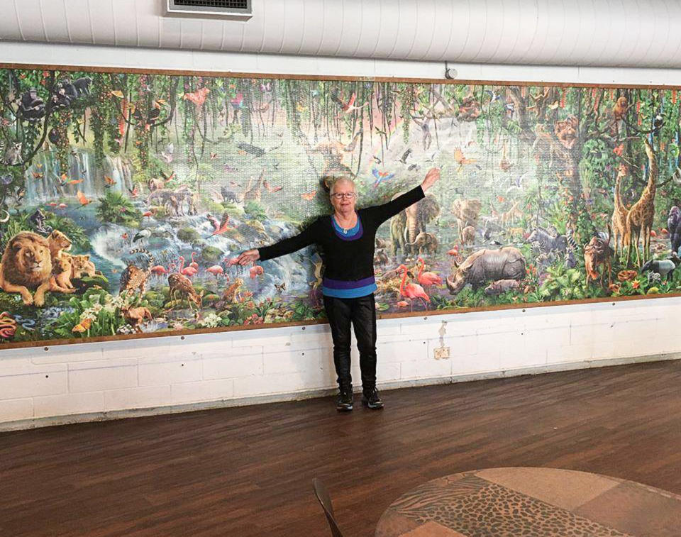 Anne Tempest präsentiert ihr bisher größtes Puzzle "Wildlife" in seiner neuen Heimat im Zoo von Canberra (Bild: Mercury Press)