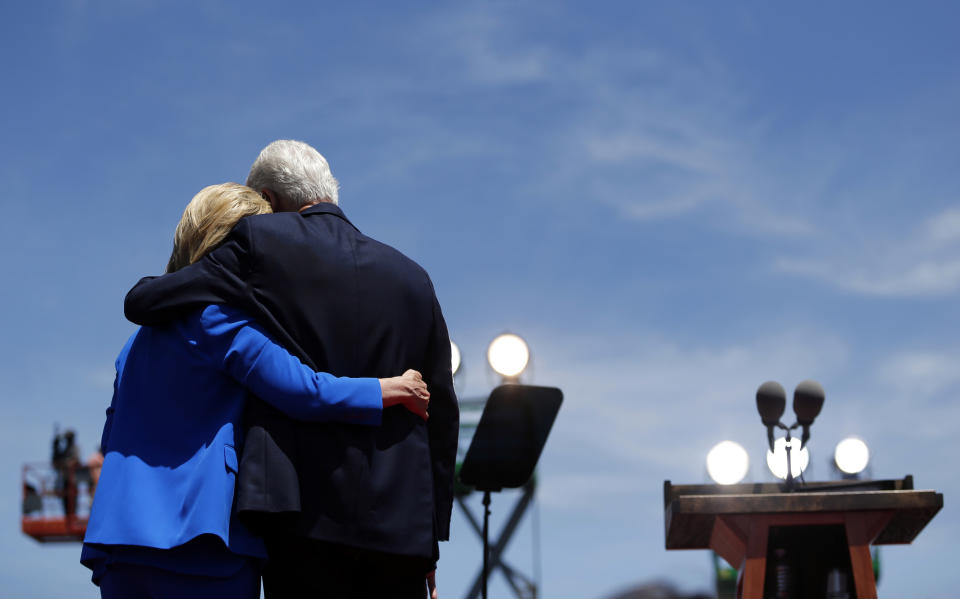 Hillary Clinton reoficializó la campaña por su segura nominación presidencial demócrata el sábado en Nueva York.