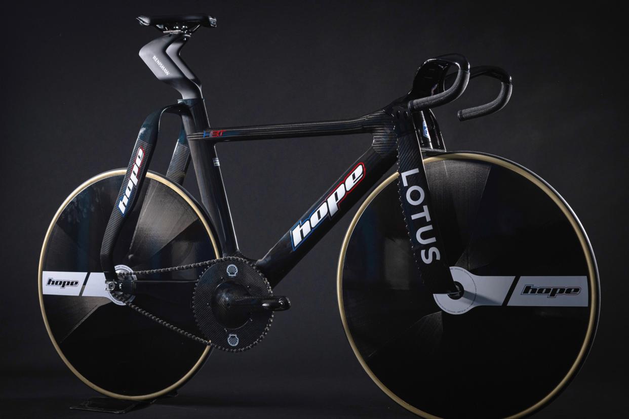  Hope lotus track bike paris 2024 side on dark background 