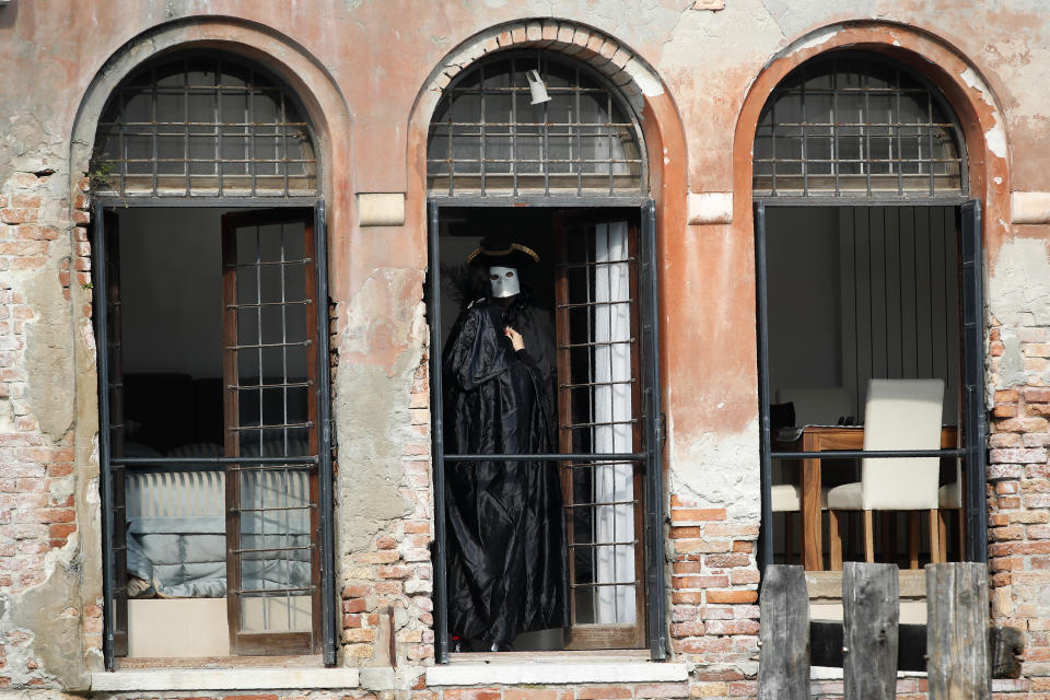 Lo spettacolo ha celebrato l'incontro tra 2 elementi, acqua e aria, con acrobati e giocolieri, mangiatori di fuoco e ballerine. Nel Rio di Cannaregio hanno sfilato una decina di imbarcazioni. Il suono degli archi ha accompagnato lo show. Un giocoliere ha maneggiato il fuoco, seguito dalle evoluzioni di un ballerino dentro una bolla. Poi le note di 'Sound of Silence' hanno accompagnato la coreografia di una danzatrice dentro una sfera trasparente mentre un acrobata, su un braccio meccanico, ha volteggiato sospeso nell'aria. (AP Photo/Antonio Calanni)