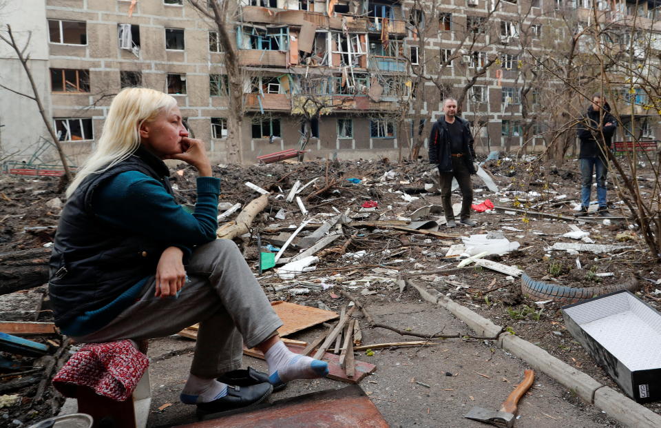 Zivilisten schauen am vergangenen Montag in Mariupol, was bisher &#xfc;brigblieb: Ein Platz nach Beschuss (Bild: REUTERS/Alexander Ermochenko)