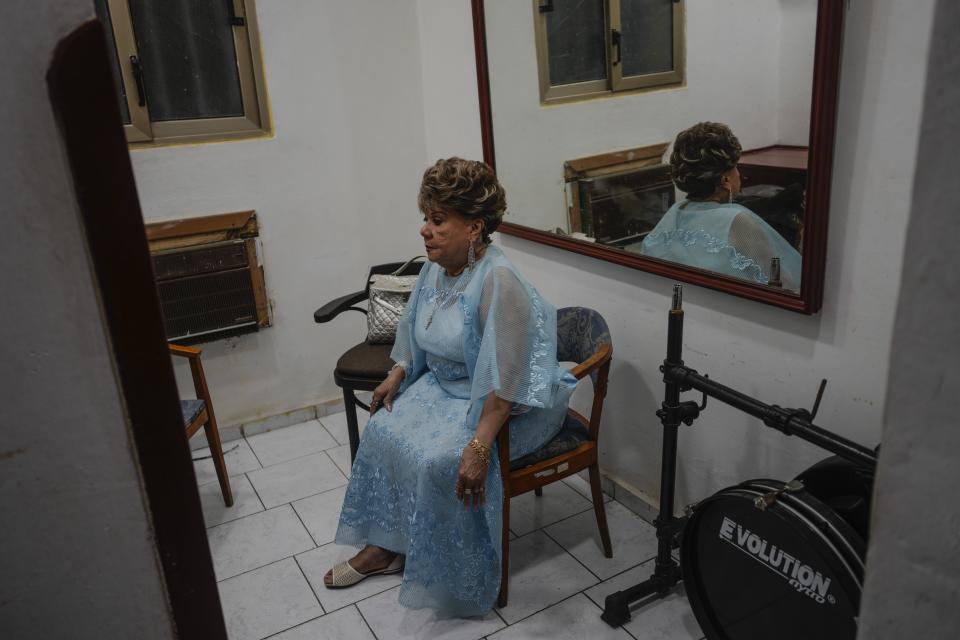 La cantante Migdalia Hechavarría espera en el camerino del club "El Gato Tuerto" antes de salir a interpretar música bolero en La Habana, Cuba, el domingo 21 de enero de 2024. (AP Foto/Ramón Espinosa)