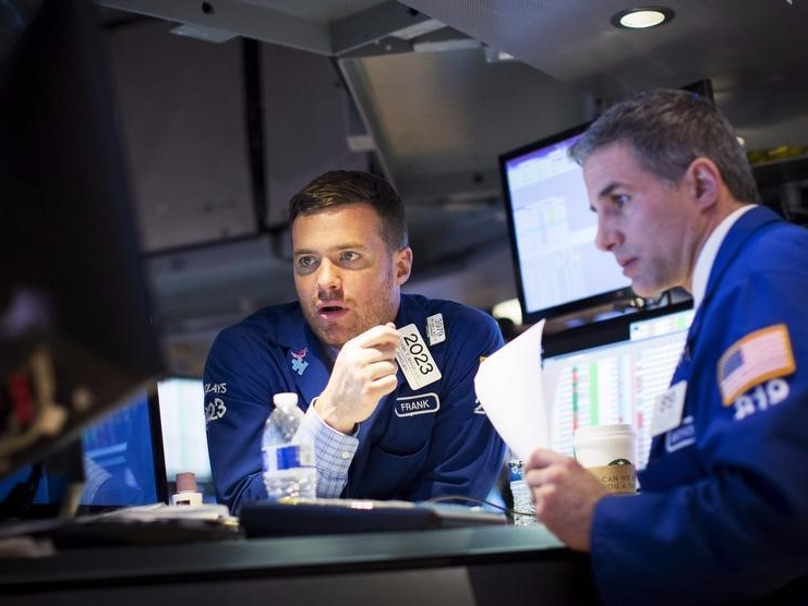 Traders work on the floor of the New York Stock Exchange April 14, 2015.  REUTERS/Brendan McDermid  