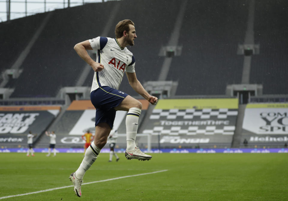 Harry Kane tras anotar el primer gol de Tottenham en la victoria 2-0 ante West Brom en la Liga Premier inglesa, el domingo 7 de febrero de 2021. (AP Foto/Matt Dunham, Pool)