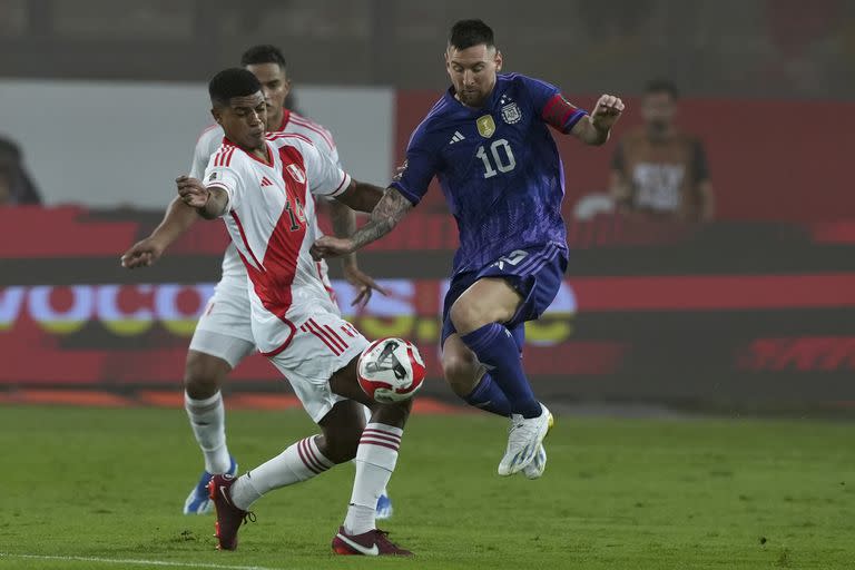 Messi, un acróbata para dominar la pelota, ante Wilder Cartagena; el capitán convirtió por primera vez contra Perú en las eliminatorias y en el país andino.