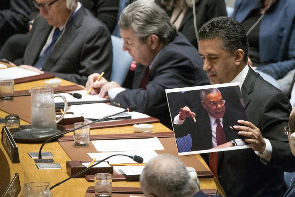 Sacha Sergio Llorenti Soliz holds a photo of Colin Powell