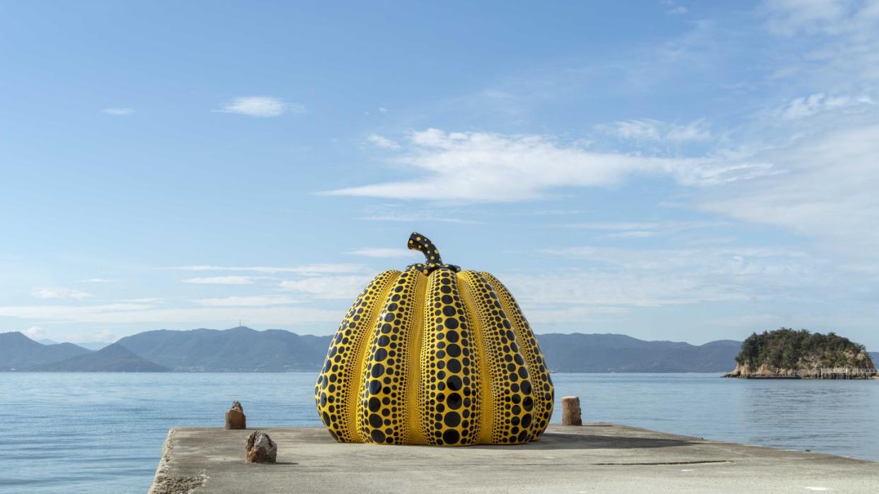 yayoi kusama yellow pumpkin in naoshima, japan