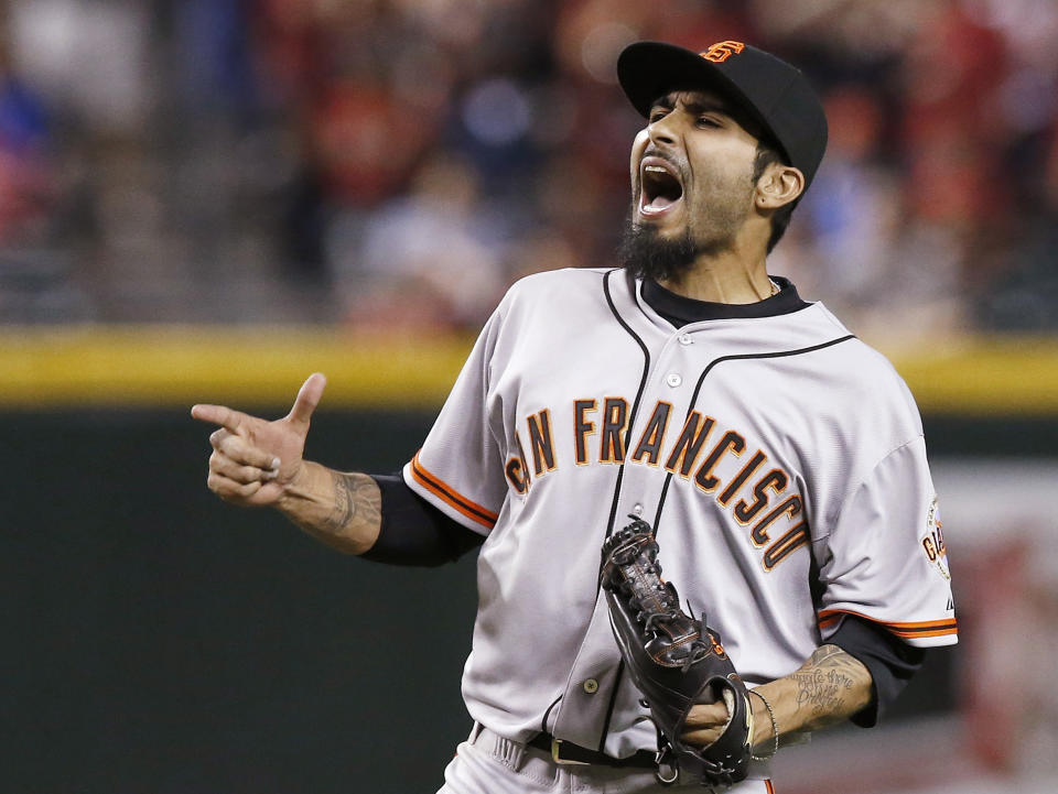 En esta foto del 31 de marzo de 2014, el mexicano Sergio Romo, de los Gigantes de San Francisco, celebra el último out del juego contra los diamondbacks de Arizona (AP Foto/Ross D. Franklin, archivo)