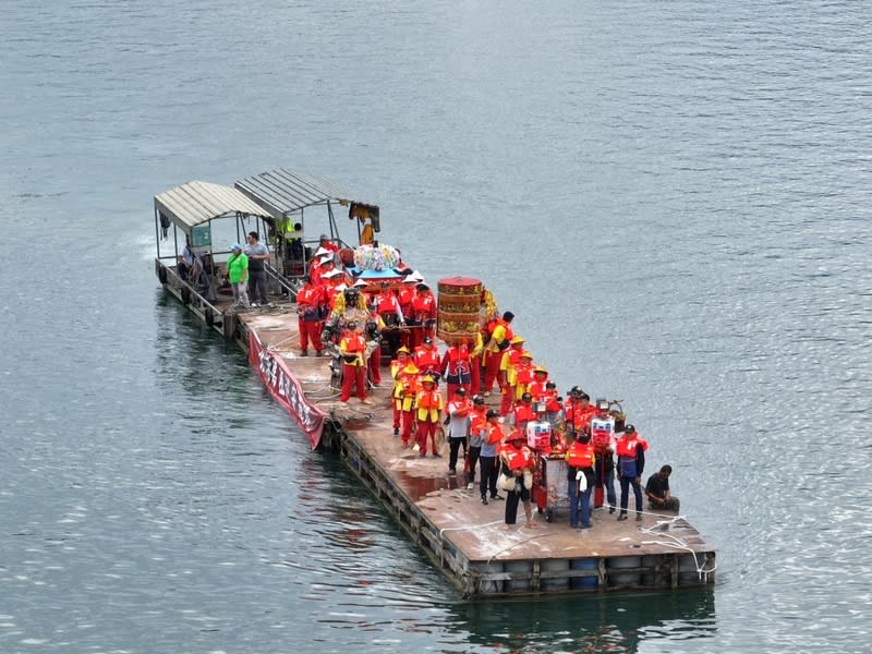 雲林北港朝天宮媽祖遶境南投魚池  日月潭乘船 雲林縣北港朝天宮媽祖7日首度到南投縣魚池鄉展開 水陸空遶境活動，媽祖行列上午先搭船至日月潭伊達 邵碼頭，再轉乘纜車前往當地遊樂園。 （魚池鄉農會提供） 中央社記者蕭博陽南投縣傳真  112年10月7日 