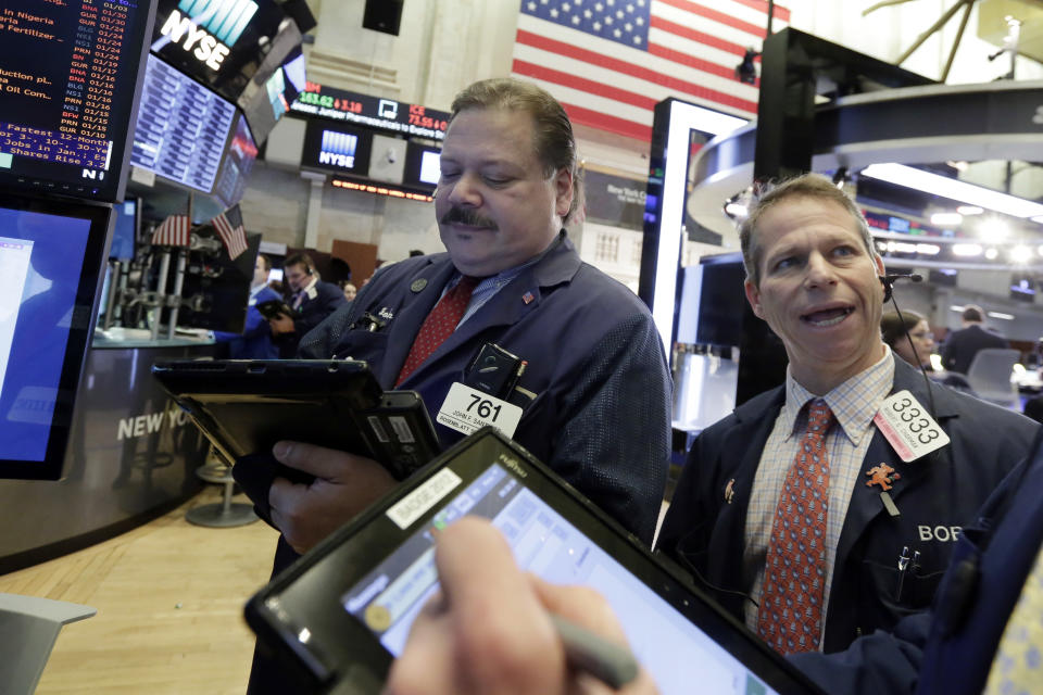 Brokers en la bolsa de Nueva York. (AP Photo/Richard Drew)