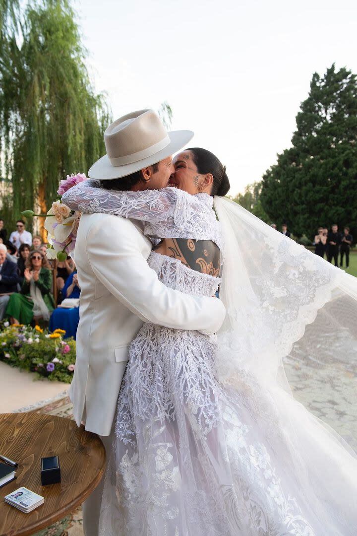 Los recién casados se besan frente a la mirada atenta de los invitados. Coti Sorokin y Cande Tinelli dieron el sí quiero este sábado en una estancia de Exaltación de la Cruz