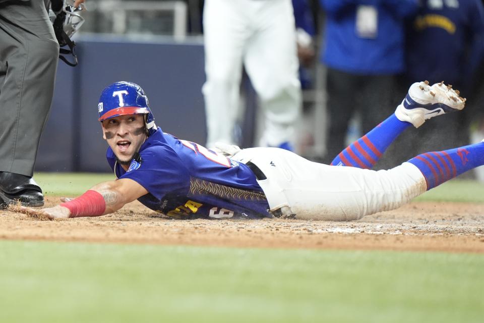 Hernán Pérez, de Venezuela, anota en la final de la Serie del Caribe ante República Dominicana en Miami, el viernes 9 de febrero de 2024 (AP Foto/Wilfredo Lee)