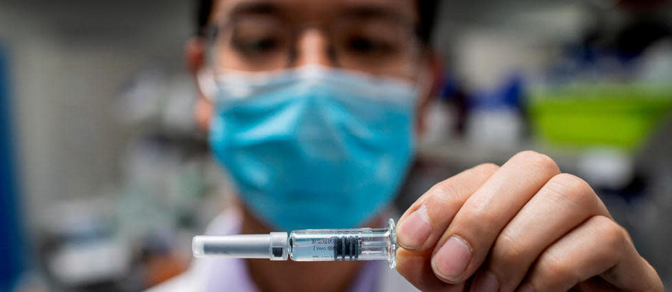 Un ingénieur montre un vaccin expérimental contre le Covid-19, à Pékin, le 29 avril 2020. (Photo d'illustration)
